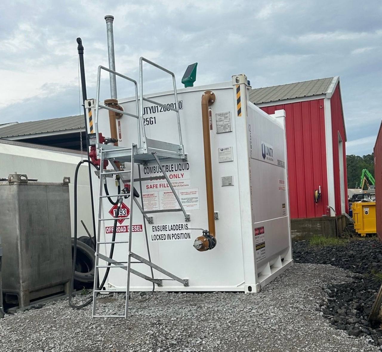 Fuel tank access stairs and platform